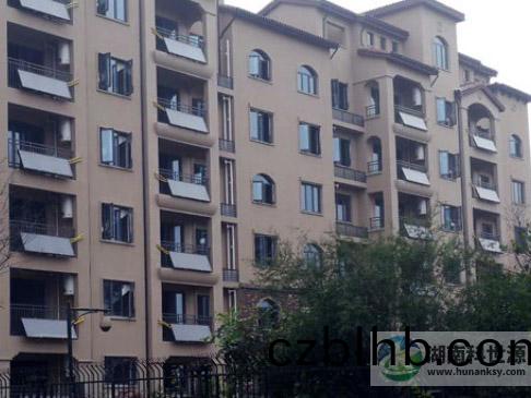 開福區沙河城項目陽檯壁掛式太陽能(neng)熱水器(qi)工程