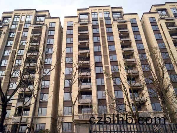 陽檯壁掛(gua)式太陽能熱水係統工程