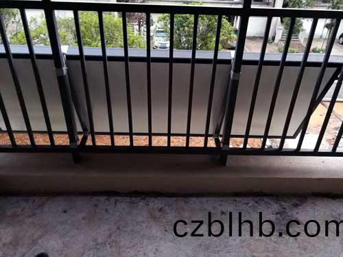 太陽能固定于陽檯欄桿上