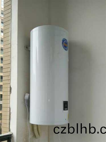 陽檯壁(bi)掛(gua)式太陽能熱(re)水係統水箱(xiang)