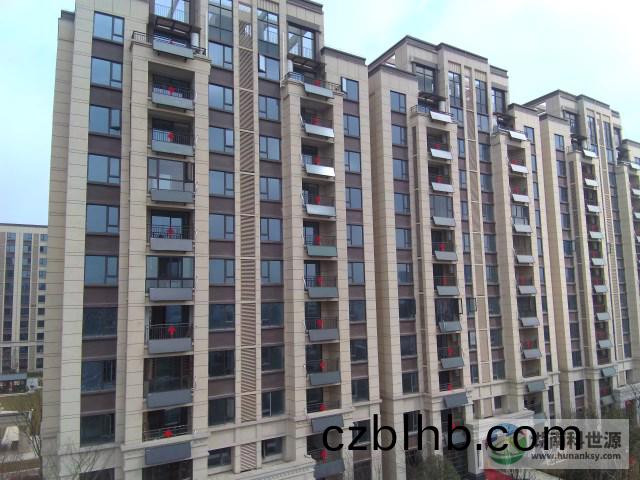 陽檯壁(bi)掛太陽能(neng)熱水係統