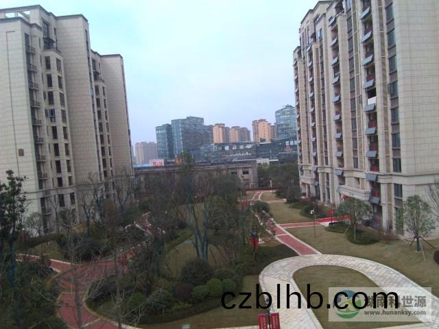 陽檯壁掛太(tai)陽能熱水係(xi)統(tong)