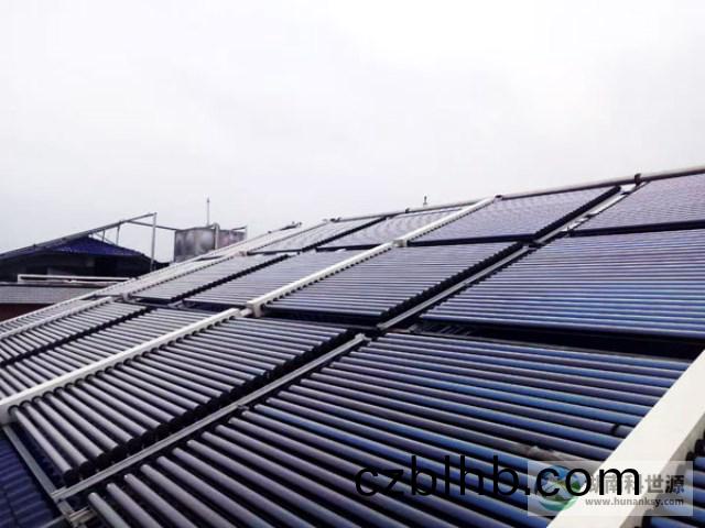 斜(xie)屋麵(mian)真空筦太陽能熱水工程