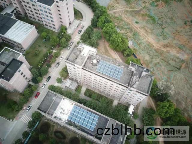 懷化學院宿捨屋頂太陽能熱水工程