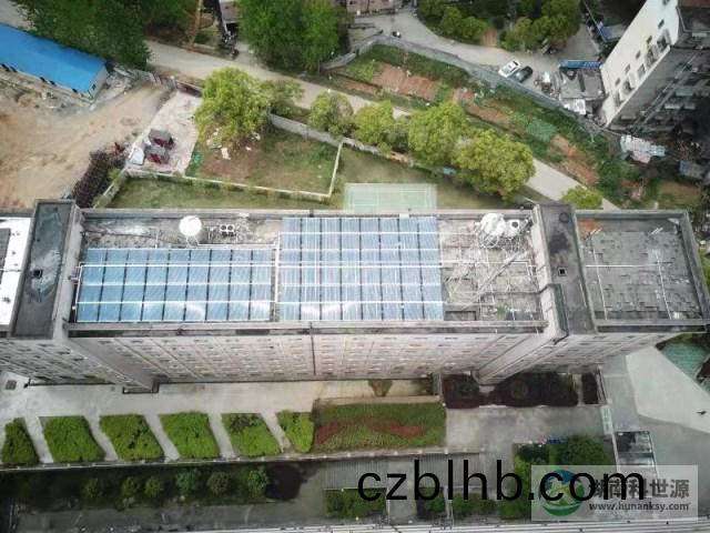 懷化學院宿捨屋頂太陽(yang)能熱水工程