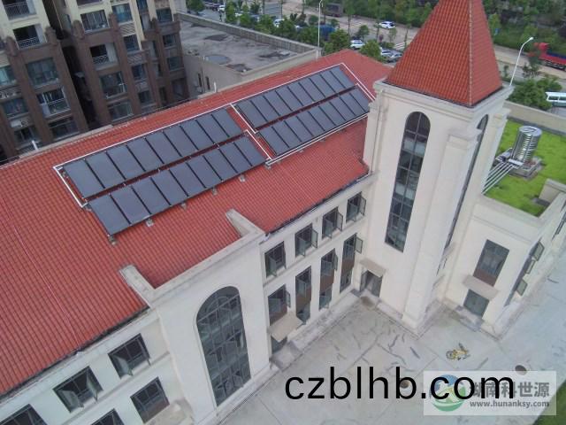 幼兒園斜屋麵太(tai)陽能熱水工程