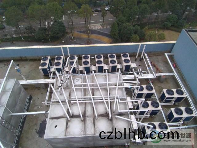 航拍學校屋頂空(kong)氣能熱(re)水工程