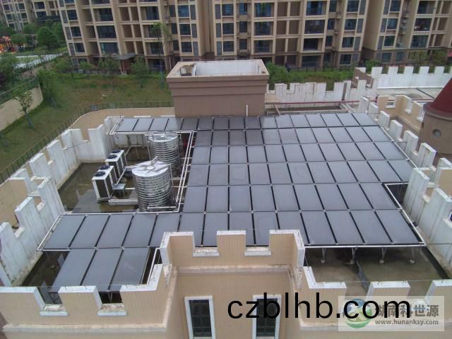 屋(wu)頂平闆太陽能熱(re)水係統