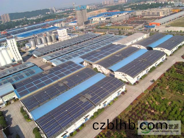 航(hang)拍屋頂太陽(yang)能光伏髮(fa)電係統