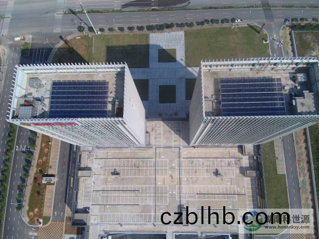 航拍屋頂太陽能熱(re)水係(xi)統工程