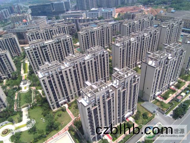 小區陽(yang)檯壁掛太陽能熱水係統