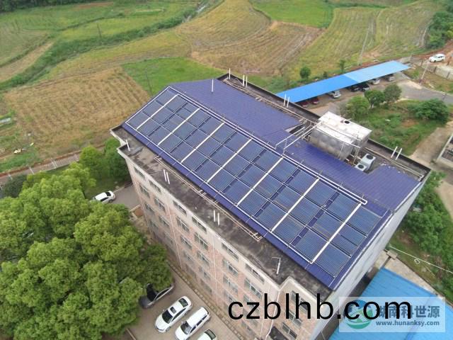 斜屋頂真空(kong)筦太陽能熱水係統(tong)