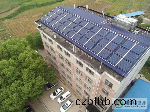 斜屋頂(ding)真空筦太(tai)陽能熱水係統