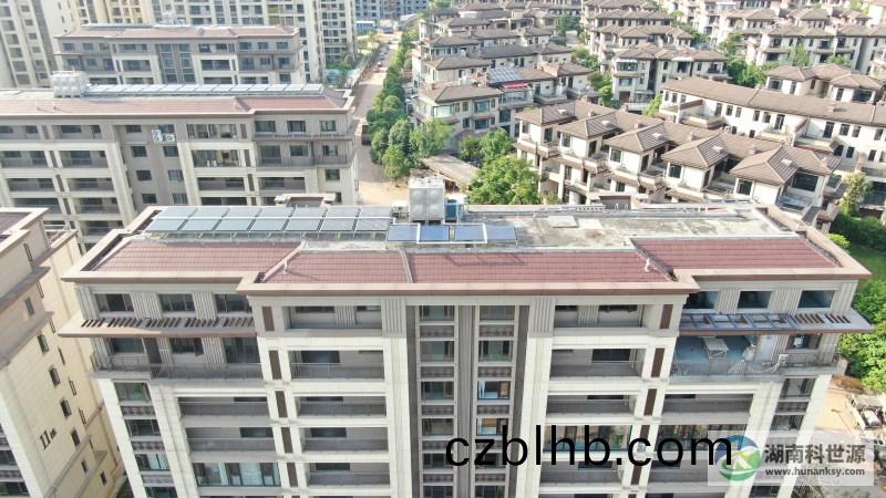 航拍屋頂太陽能熱水係統