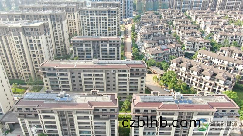 航拍屋頂太陽能熱水係統