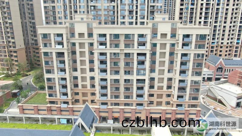 陽檯壁(bi)掛太陽能熱水係統