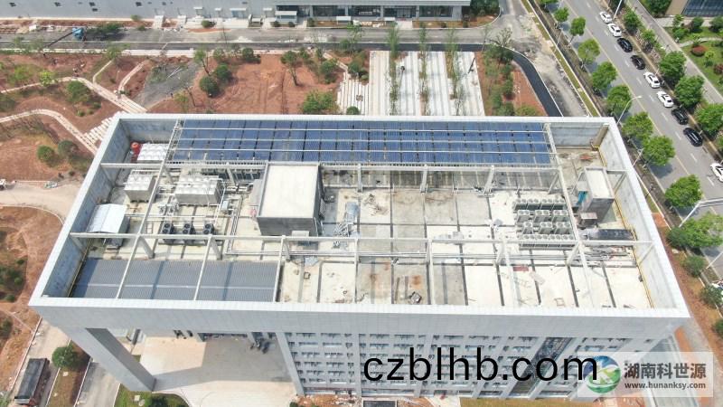 航拍太陽(yang)能熱水係統