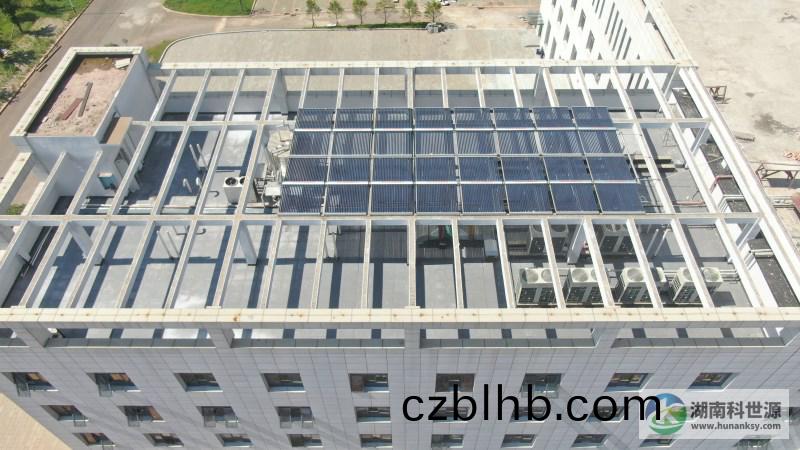 屋頂(ding)太陽能熱水係統