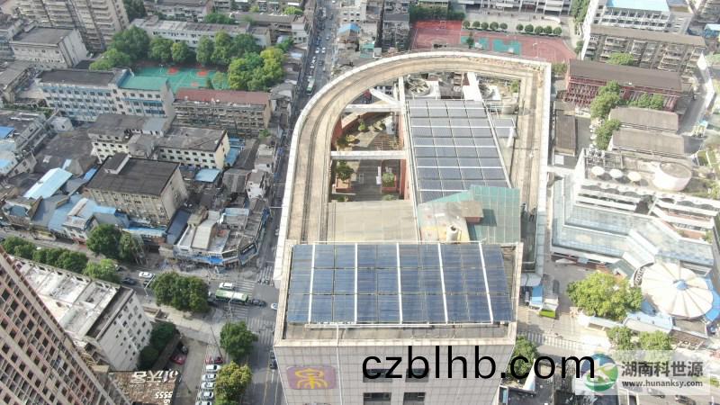 航拍屋頂太陽能熱水係統