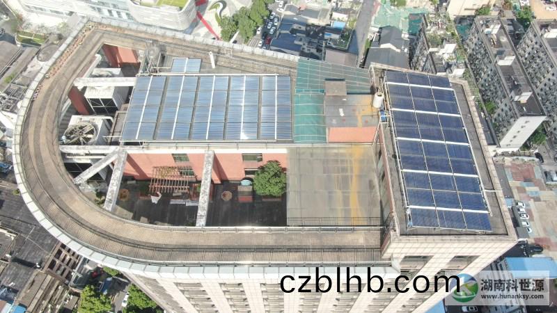 航拍屋頂太(tai)陽能熱(re)水係統