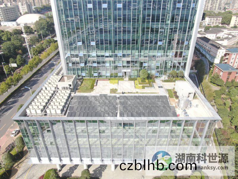 平闆太陽(yang)能熱水(shui)係統工程